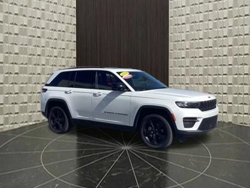 Used 2024 Jeep Grand Cherokee Altitude AWD/4WD image 3