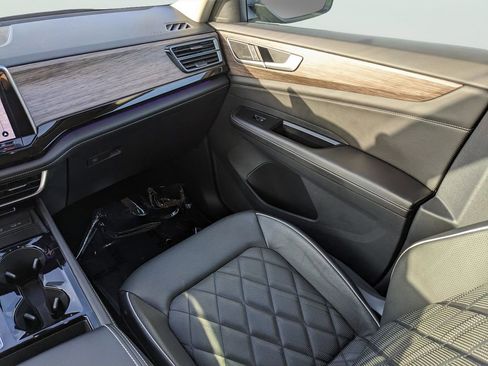 Used 2025 Volkswagen Atlas SEL Premium R-Line image 18