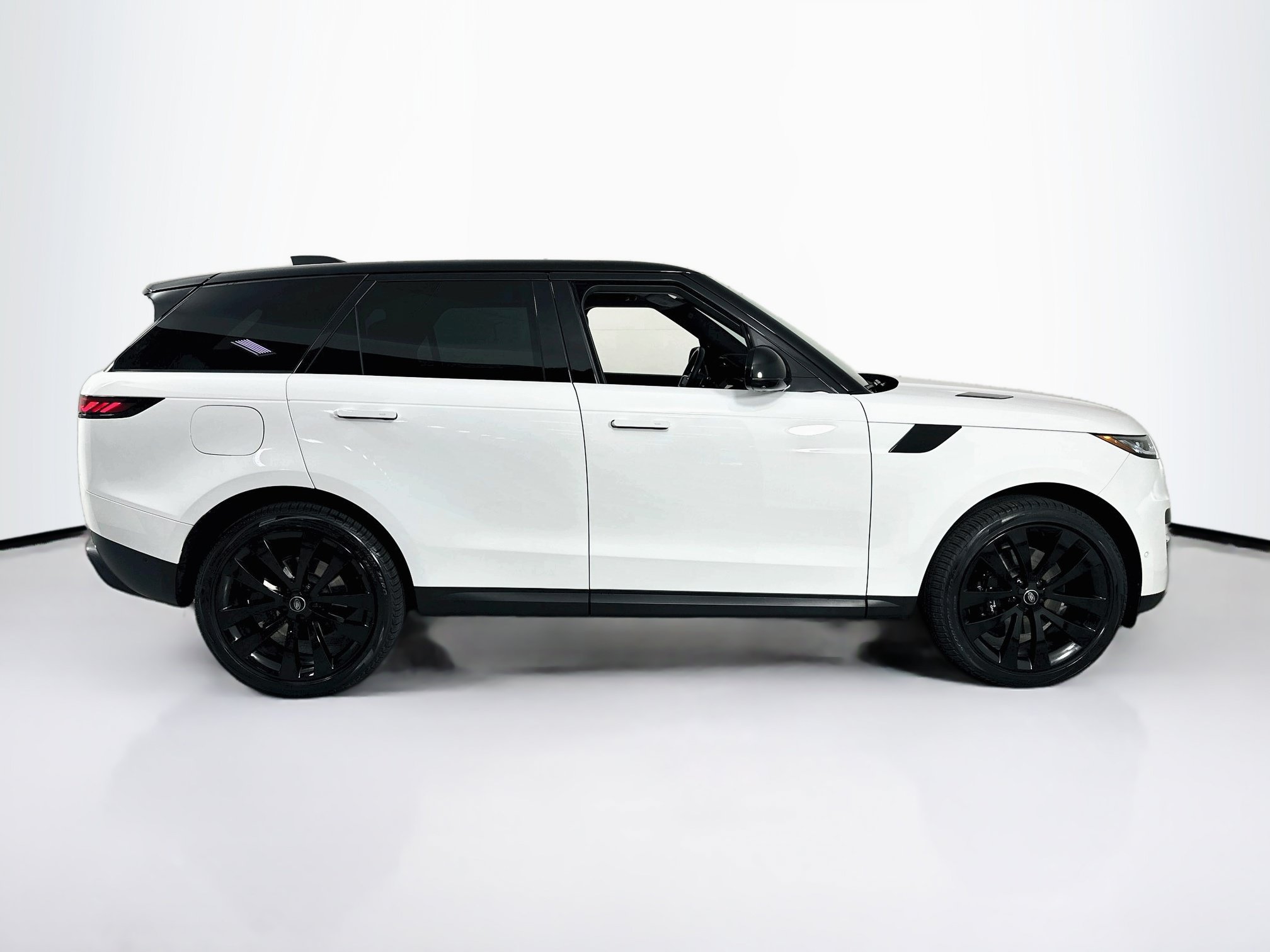 Used 2024 Land Rover Range Rover Sport SE AWD/4WD image 4