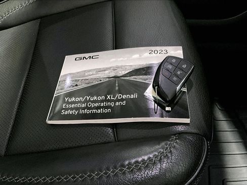 Used 2023 GMC Yukon XL Denali image 12