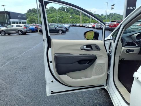 Used 2024 Chrysler Pacifica Touring-L FWD image 10