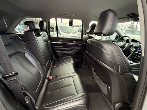 Used 2023 Jeep Grand Cherokee Limited image 14