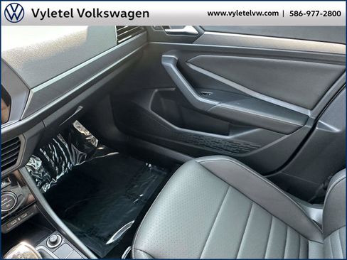Certified 2024 Volkswagen Jetta SE w/ Panoramic Sunroof Package image 31