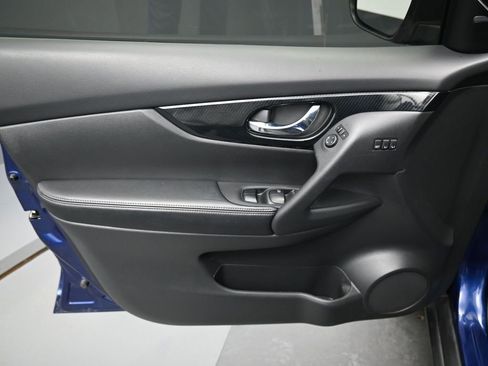 Used 2019 Nissan Rogue SL w/ Premium Package image 11