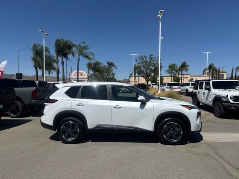 Used 2024 Nissan Rogue SV AWD/4WD image 3