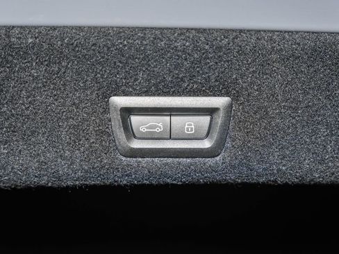 Used 2025 BMW 750e xDrive image 10