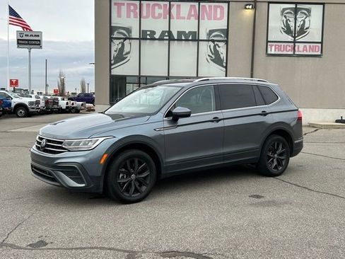 Used 2024 Volkswagen Tiguan SE FWD image 1