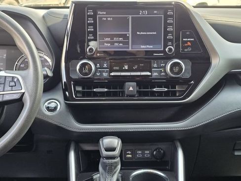 Used 2022 Toyota Highlander L FWD image 9