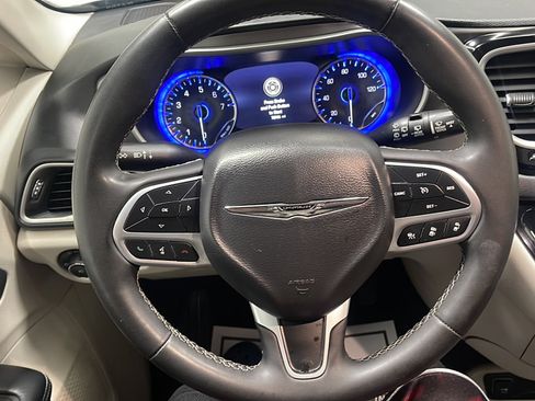 Used 2023 Chrysler Pacifica Touring-L FWD image 4