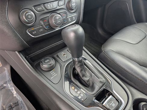 Used 2020 Jeep Cherokee Limited image 19