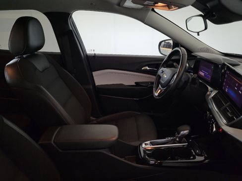Used 2024 Chevrolet Trax LT w/ Sunroof Package FWD image 21