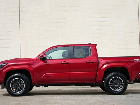 Used 2025 Toyota Tacoma TRD Sport w/ TRD Sport Upgrade Package AWD/4WD image 9