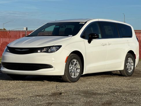 New 2026 Chrysler Voyager LX image 7