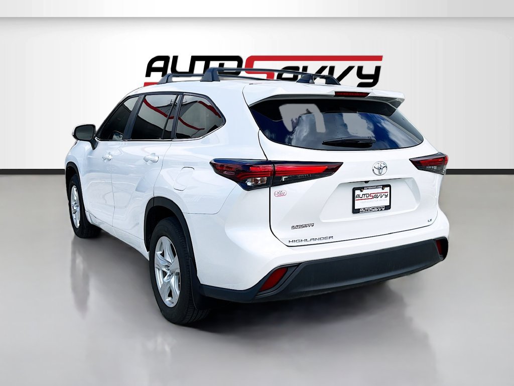 Used 2024 Toyota Highlander LE FWD image 5