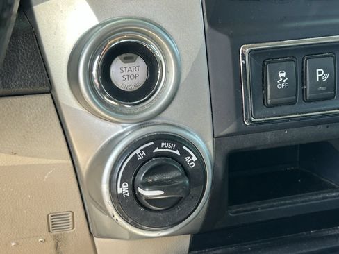 Used 2017 Nissan Titan SL AWD/4WD image 11