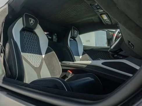 Used 2024 Lamborghini Revuelto image 15