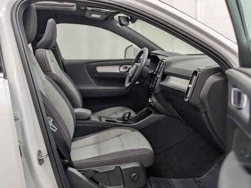 Used 2024 Volvo XC40 B5 Core image 20