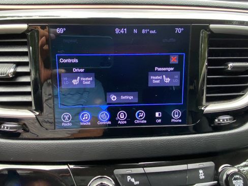 Used 2017 Chrysler Pacifica Touring-L FWD image 29