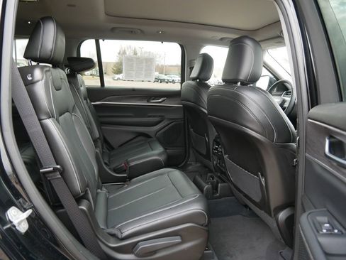 Used 2023 Jeep Grand Cherokee L Limited w/ Luxury Tech Group II AWD/4WD image 12