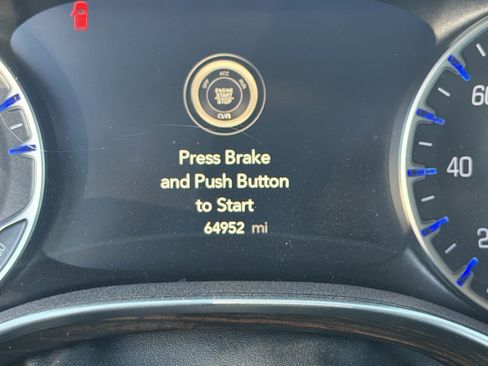 Used 2023 Chrysler Pacifica Limited image 3