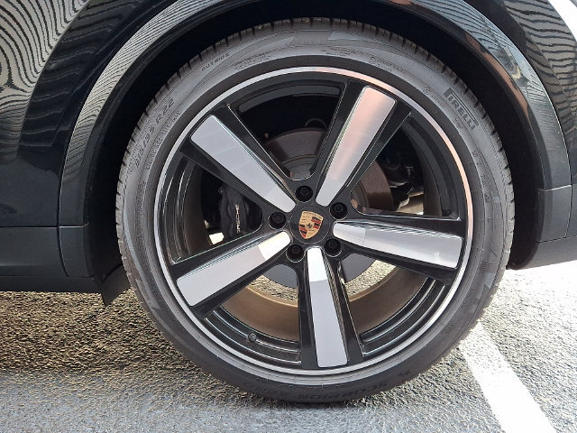 Certified 2025 Porsche Cayenne Coupe AWD/4WD image 14
