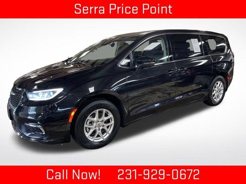 Used 2023 Chrysler Pacifica Touring-L FWD image 1