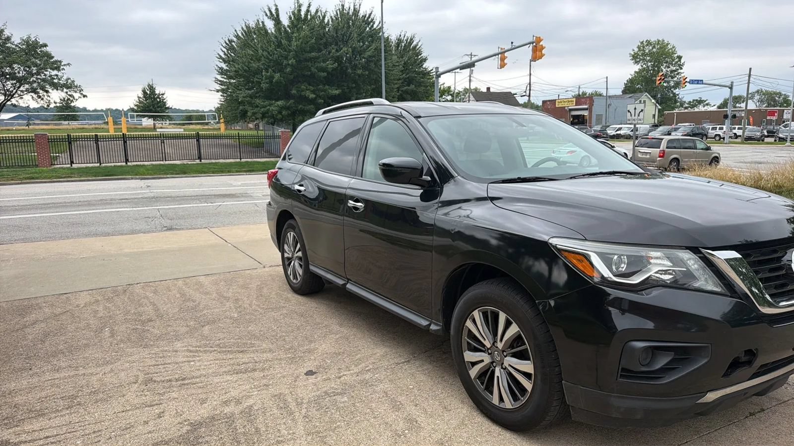 Used 2020 Nissan Pathfinder S AWD/4WD image 3