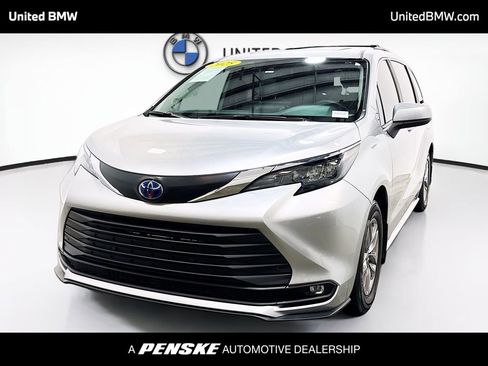 Used 2025 Toyota Sienna XLE w/ XLE Plus Package FWD image 1