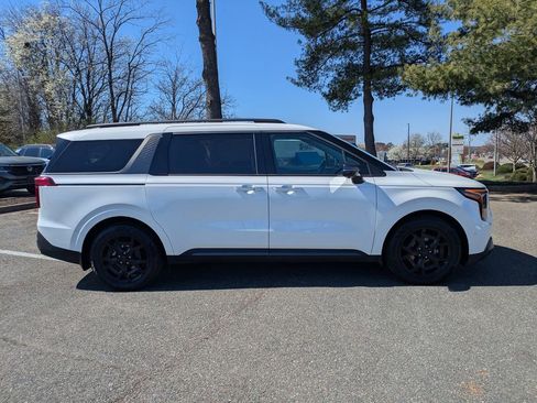 Used 2025 Kia Carnival SX w/ SX Dark Edition Package image 3