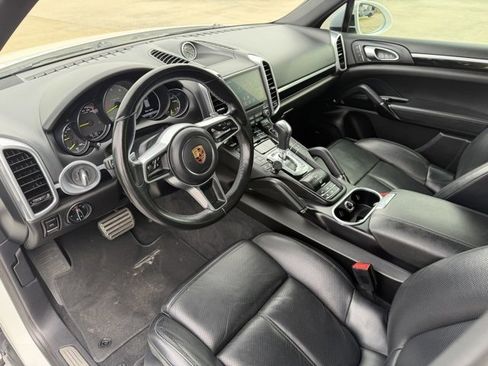 Used 2018 Porsche Cayenne S image 12