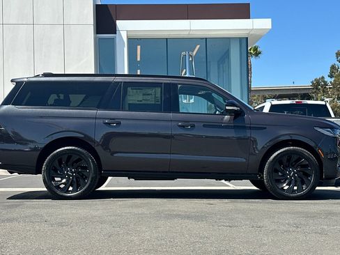 New 2026 Lincoln Navigator L Reserve w/ Jet Appearance Package AWD/4WD image 2