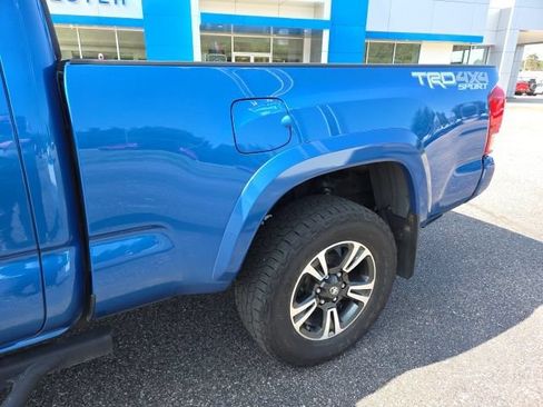 Used 2017 Toyota Tacoma TRD Sport AWD/4WD image 40