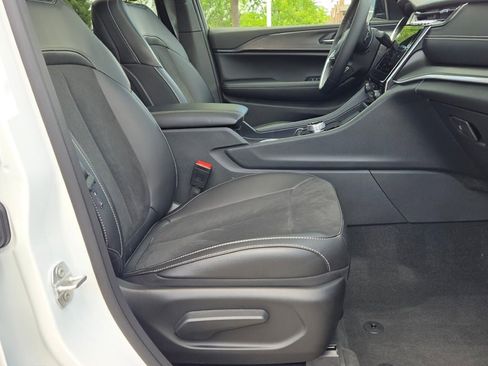 New 2025 Jeep Grand Cherokee Altitude image 7