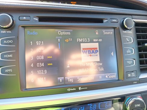 Used 2015 Toyota Highlander XLE image 25