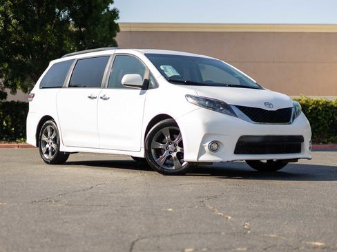 Used 2015 Toyota Sienna SE image 1