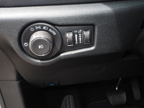 New 2025 Chrysler Pacifica Select w/ Uconnect Theater Family Group image 18