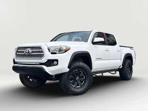 Used 2017 Toyota Tacoma TRD Off-Road RWD image 9
