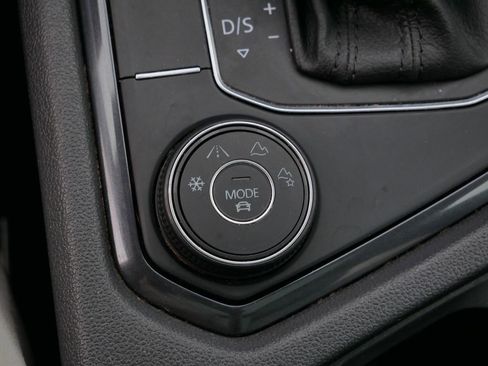 Used 2020 Volkswagen Tiguan SE w/ Panoramic Sunroof Package image 40