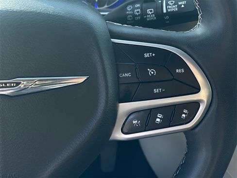 Used 2023 Chrysler Pacifica Touring-L image 14