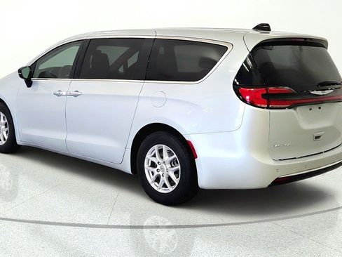 Used 2024 Chrysler Pacifica Touring-L FWD image 4