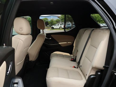 Used 2022 Chevrolet Traverse LS FWD image 18