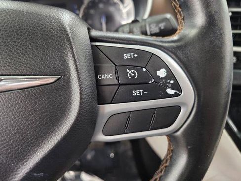 Used 2017 Chrysler Pacifica Touring-L FWD image 12