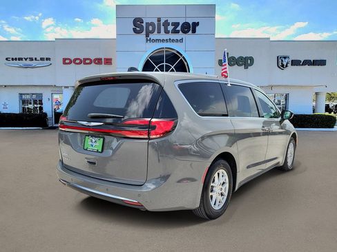 Used 2025 Chrysler Pacifica Select FWD image 2