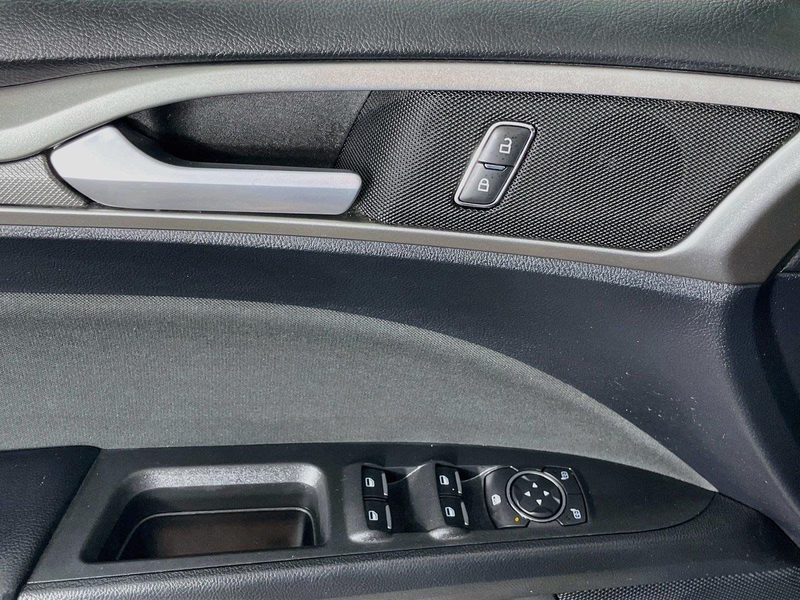 Used 2019 Ford Fusion SE FWD image 20