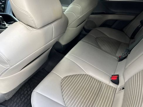 Used 2018 Toyota Camry SE FWD image 12