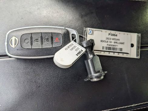 Used 2023 Nissan Rogue SV image 30