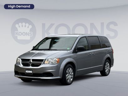 Used 2018 Dodge Grand Caravan SE w/ UConnect Hands-Free Group