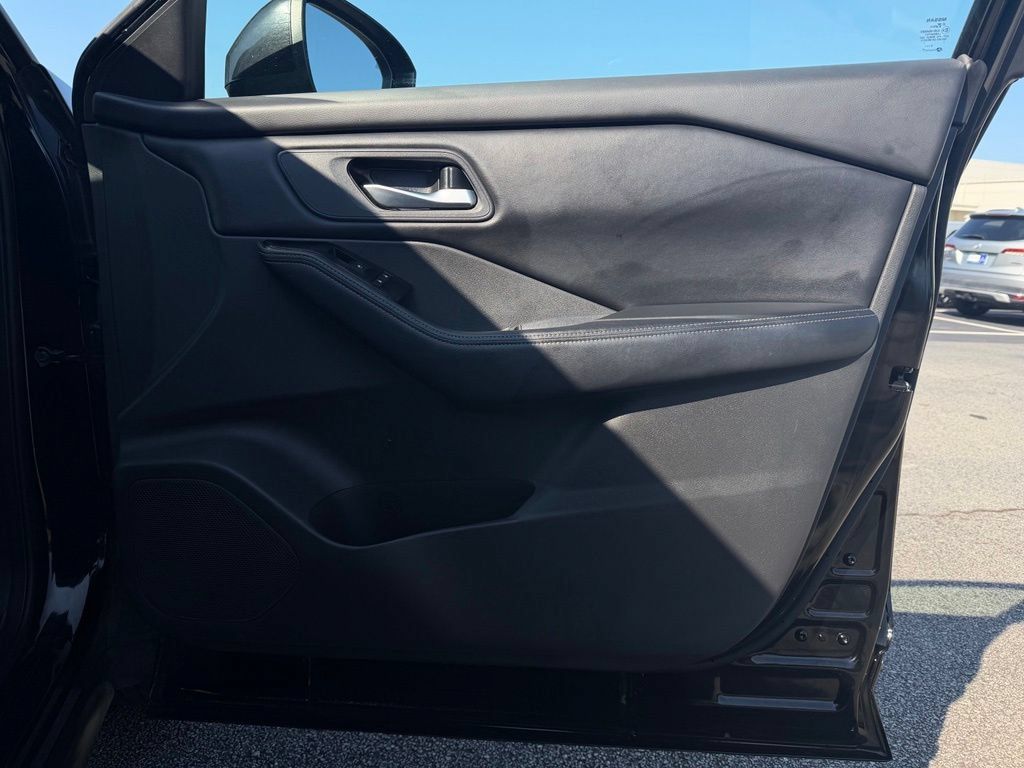 Used 2025 Nissan Rogue SV FWD image 30
