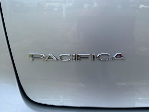 Used 2024 Chrysler Pacifica Touring-L FWD image 24