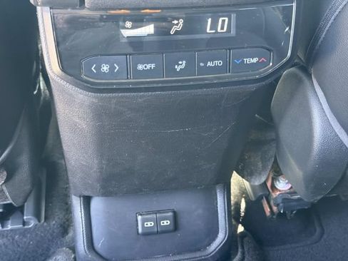 Used 2022 Toyota Highlander XLE FWD image 24